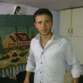 Oyoqlari orasida mushuk va jinsiy olatni bolgan ayollar